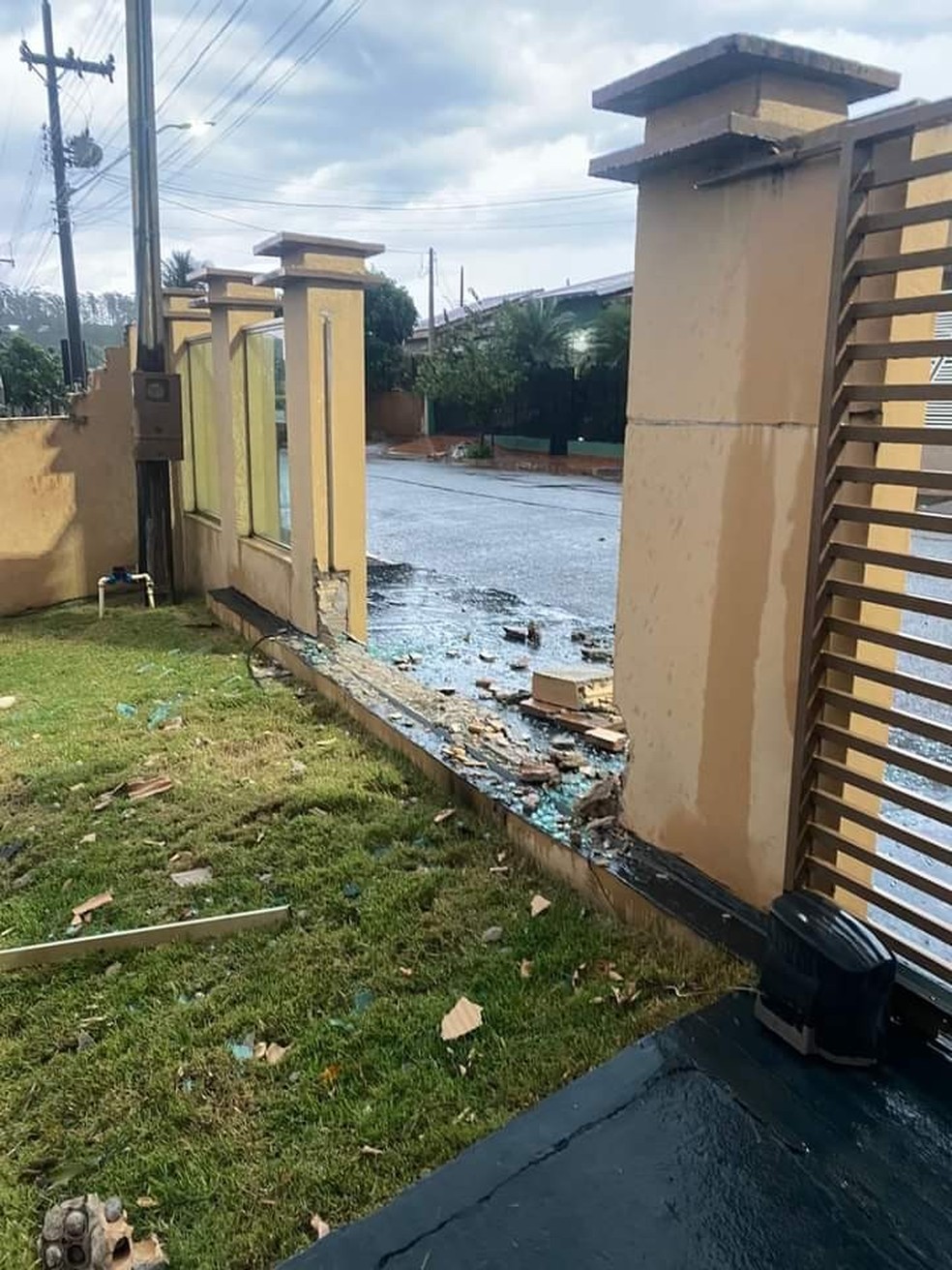 Carro invade quarto de casa e derruba escombros sobre a cama — Foto: Tá no Site/ colaboração