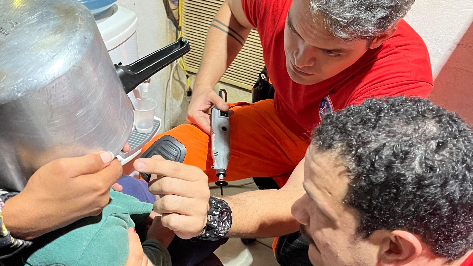 Criança de 2 anos fica com panela de pressão presa à cabeça em MG