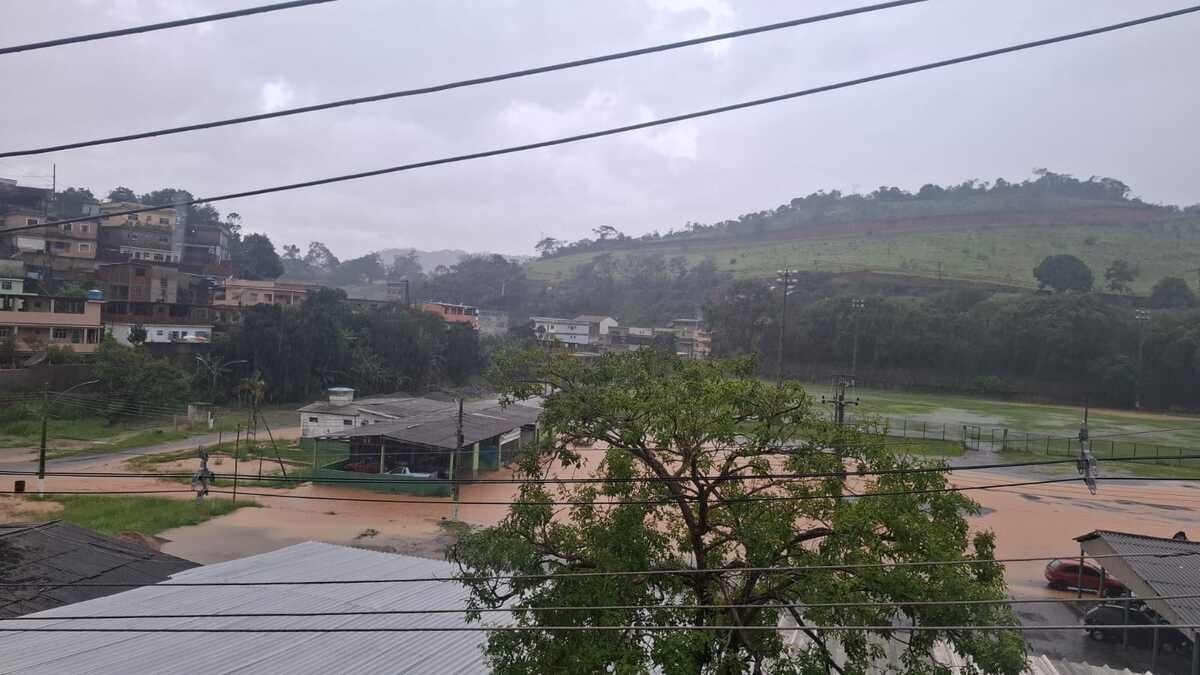 VÍDEO: Chuva causa enchente e alaga casas em Rio Claro