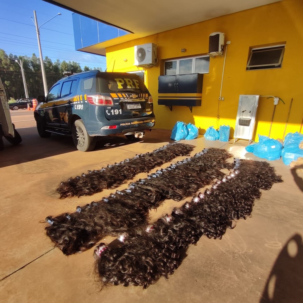 A Polícia Rodoviária Federal (PRF) apreendeu cerca de 62 kg de cabelo humano — Foto: PRF