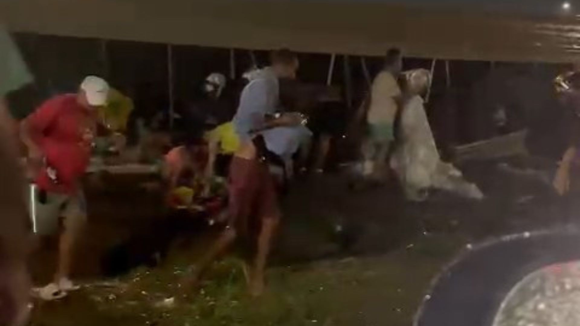 Carreta tomba e carga de cerveja é saqueada no ES