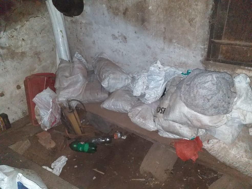 Os irmãos moravam em uma casa sem banheiro — Foto: Polícia Militar de Barra do Garças/Assessoria