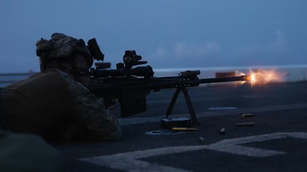 Soldado da Marinha dos EUA treina tiro com fuzil de longo alcance (sniper) a bordo do navio anfíbio USS San Antonio, em imagem de arquivo — Foto: Nathan Mitchell/Marinha dos Estados Unidos