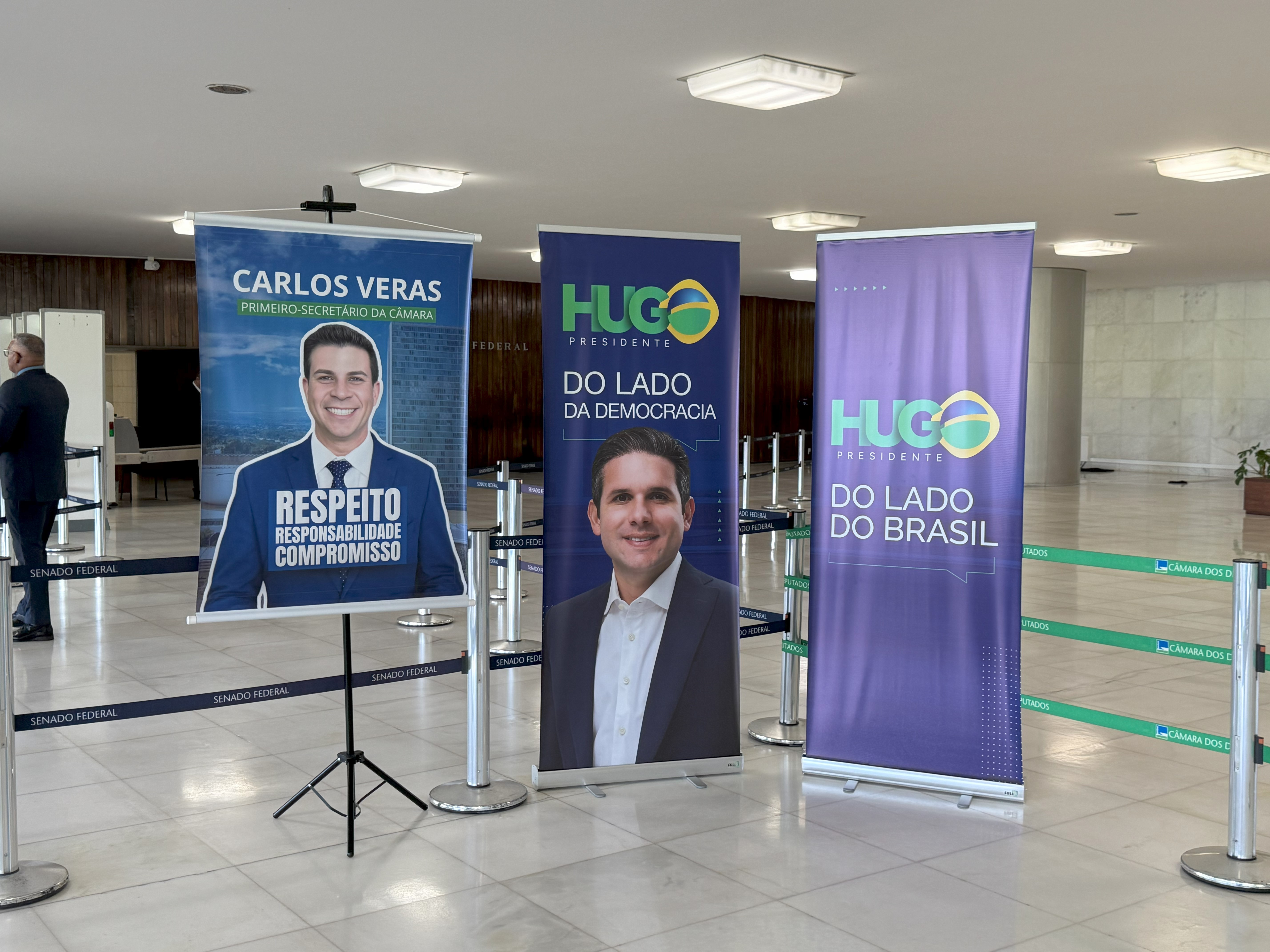 Campanha de Hugo Motta (Republicanos-PB) a presidente e de Carlos Veras (PT-PE) � primeira-secretaria instala banners na entrada principal da C�mara � Foto: Kevin Lima/g1