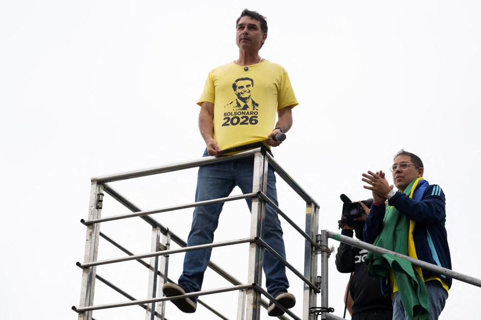 O senador Flávio Bolsonaro, filho do ex-presidente Jair Bolsonaro, participa de ato na praia de Copacabana, no Rio de Janeiro, em 7 de setembro. — Foto: Pablo Porciuncula/AFP