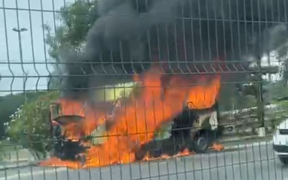 Van pega fogo na Zona Sul de Aracaju. — Foto: Cícero Dias