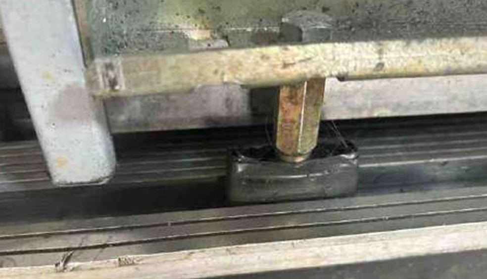 Fita isolante foi utilizada em corrediças de portas de um dos elevadores do condomínio onde mulher ficou paraplégica, em João Pessoa — Foto: Reprodução