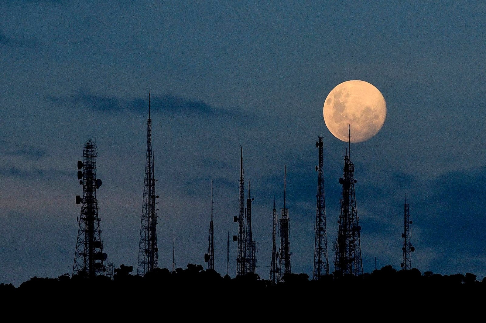 Superlua Azul: fenômeno acontece nesta segunda-feira (19) e pode ser visto no ES; saiba o melhor local