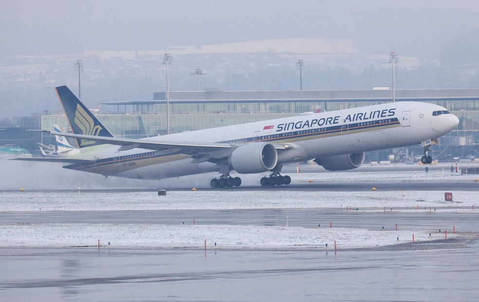 Boeing 777 da Singapore Airlines, semelhante ao envolvido em ocorrência de turbulência entre Londres e Singapura, decole do aeroporto de Zurique, na Suíça — Foto: Arnd Wiegmann/Reuters/arquivo