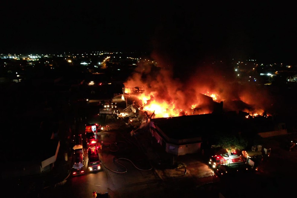 Incêndio atinge loja Cairu em Pimenta Bueno — Foto: Corpo de Bombeiros/Reprodução 