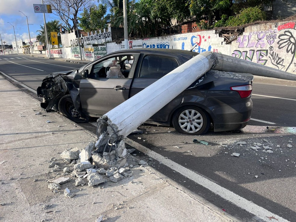Poste cai sobre carro após colisão em Natal — Foto: Vinícius Marinho/Inter TV Cabugi