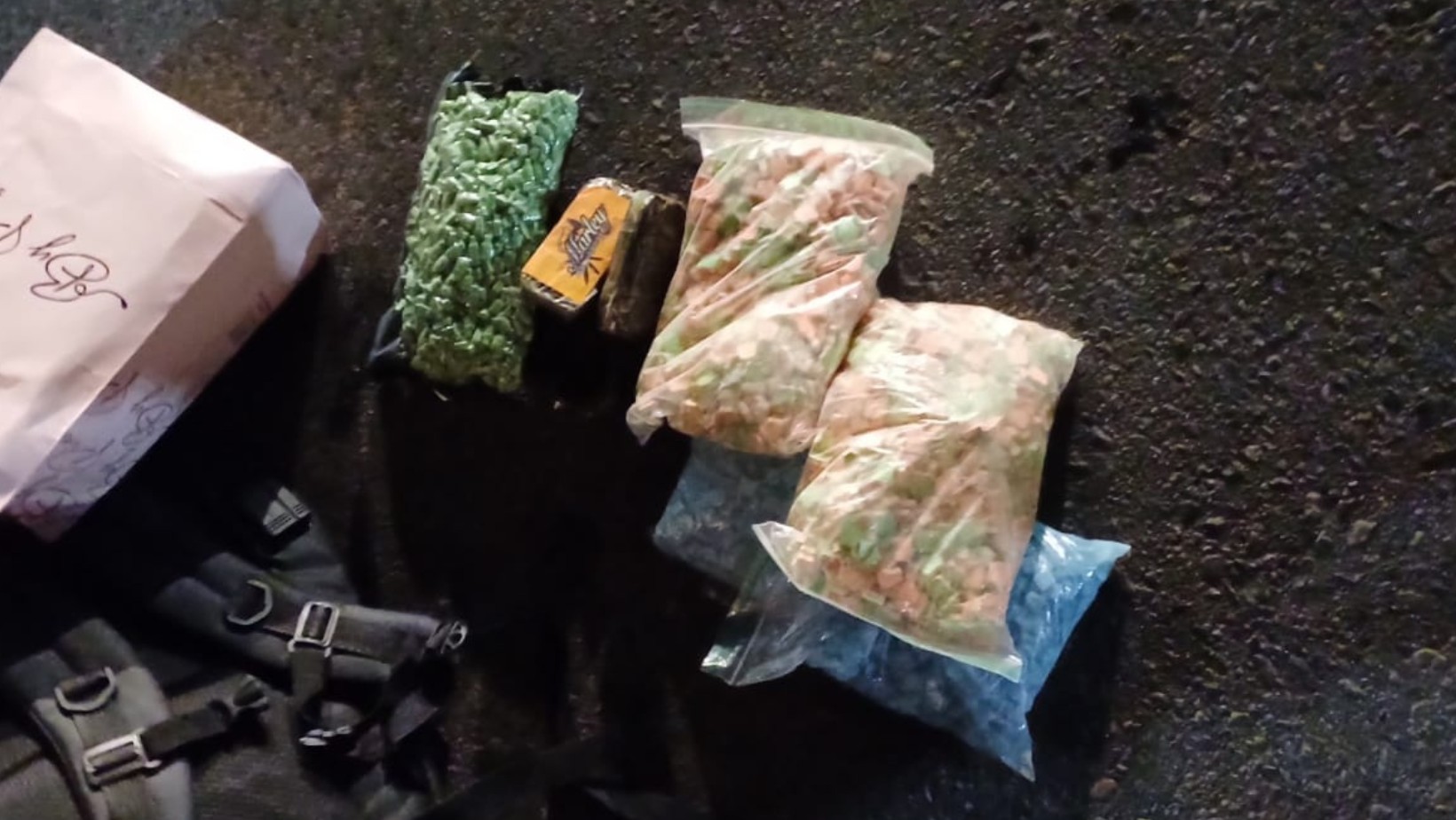 Casal é preso com 5 mil comprimidos de ecstasy na rodovia Fernão Dias, em Vargem