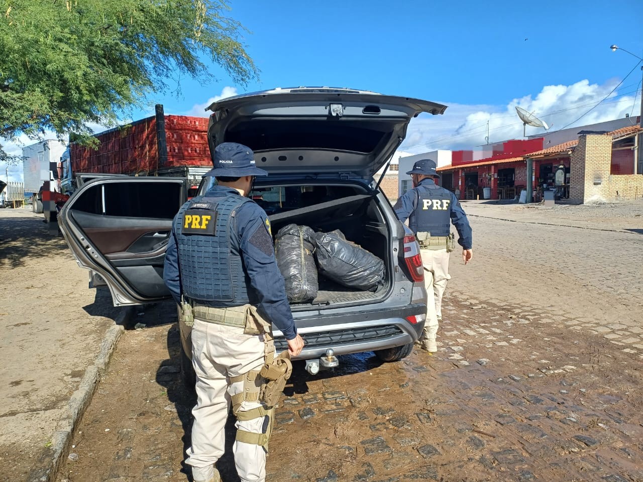 PRF apreende 32 kg de maconha em carro roubado na BR-110, em Ibimirim