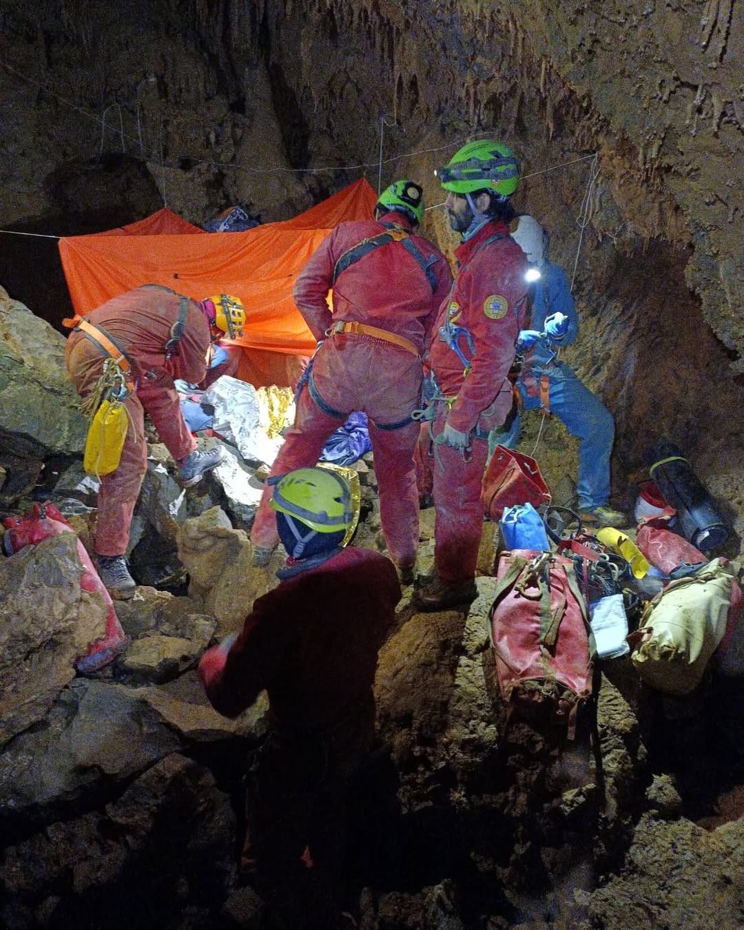 Italiano é salvo de caverna a 120 metros de profundidade em megaoperação com 53 pessoas