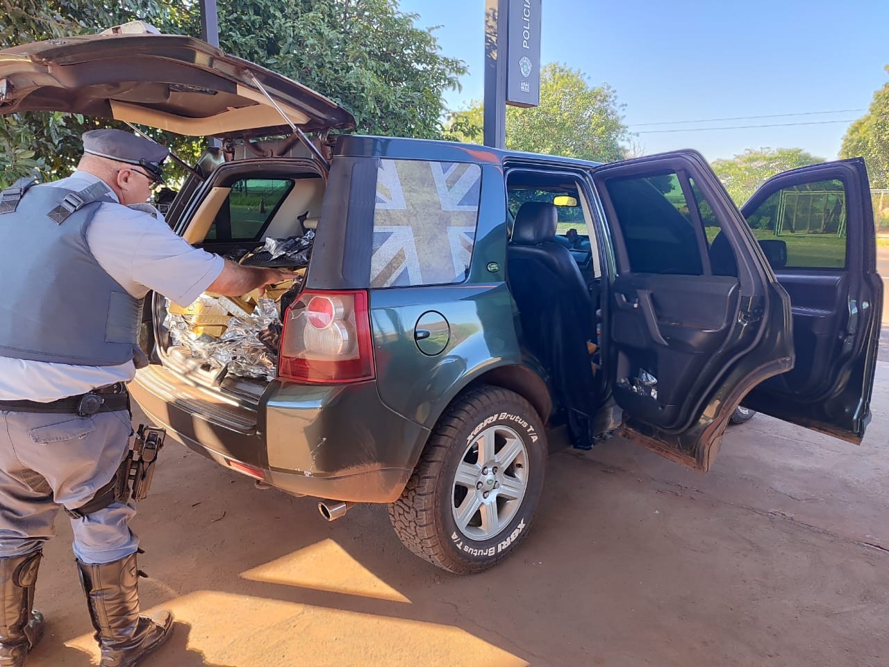 Ao desobedecer sinal de parada, motorista é preso com mais de 500kg de entorpecentes em Rosana