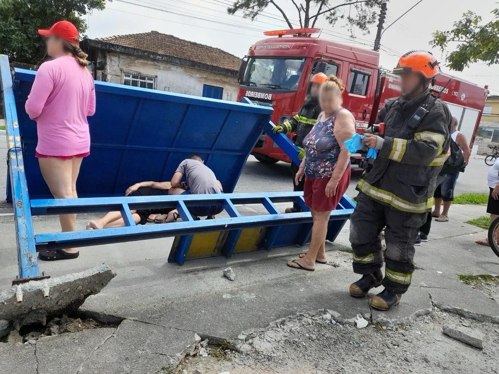 Ponto de ônibus cai sobre a cabeça de mulher e vítima é hospitalizada em Guarujá (SP) — Foto: Reprodução