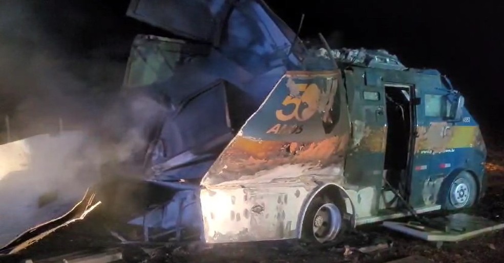 Carro-forte da Protege foi alvo de criminosos em Restinga; dinheiro não foi levado — Foto: Kaique Castro/EPTV