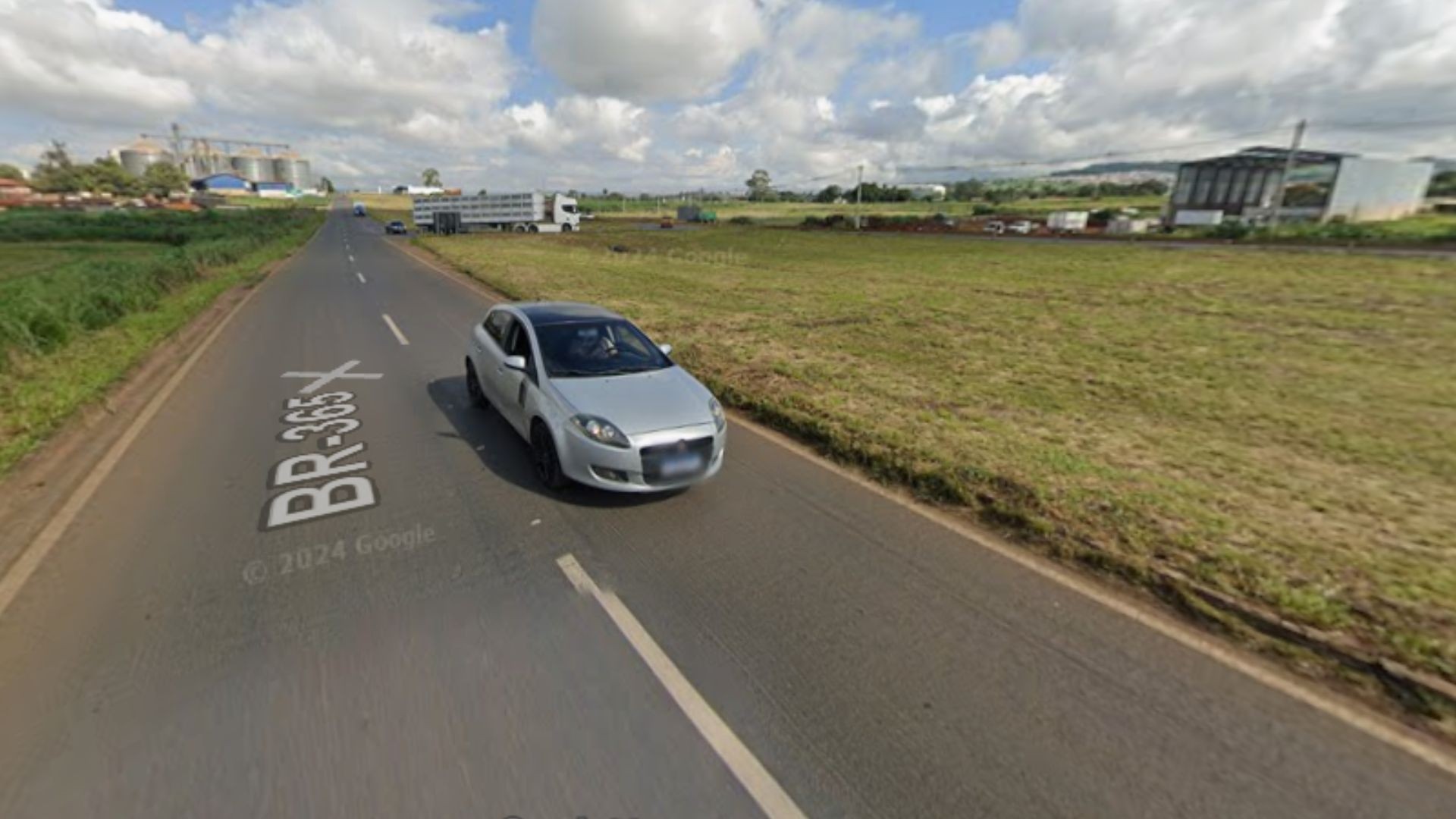 Carretas com soja e latas de cerveja batem de frente e deixam dois feridos na BR-365