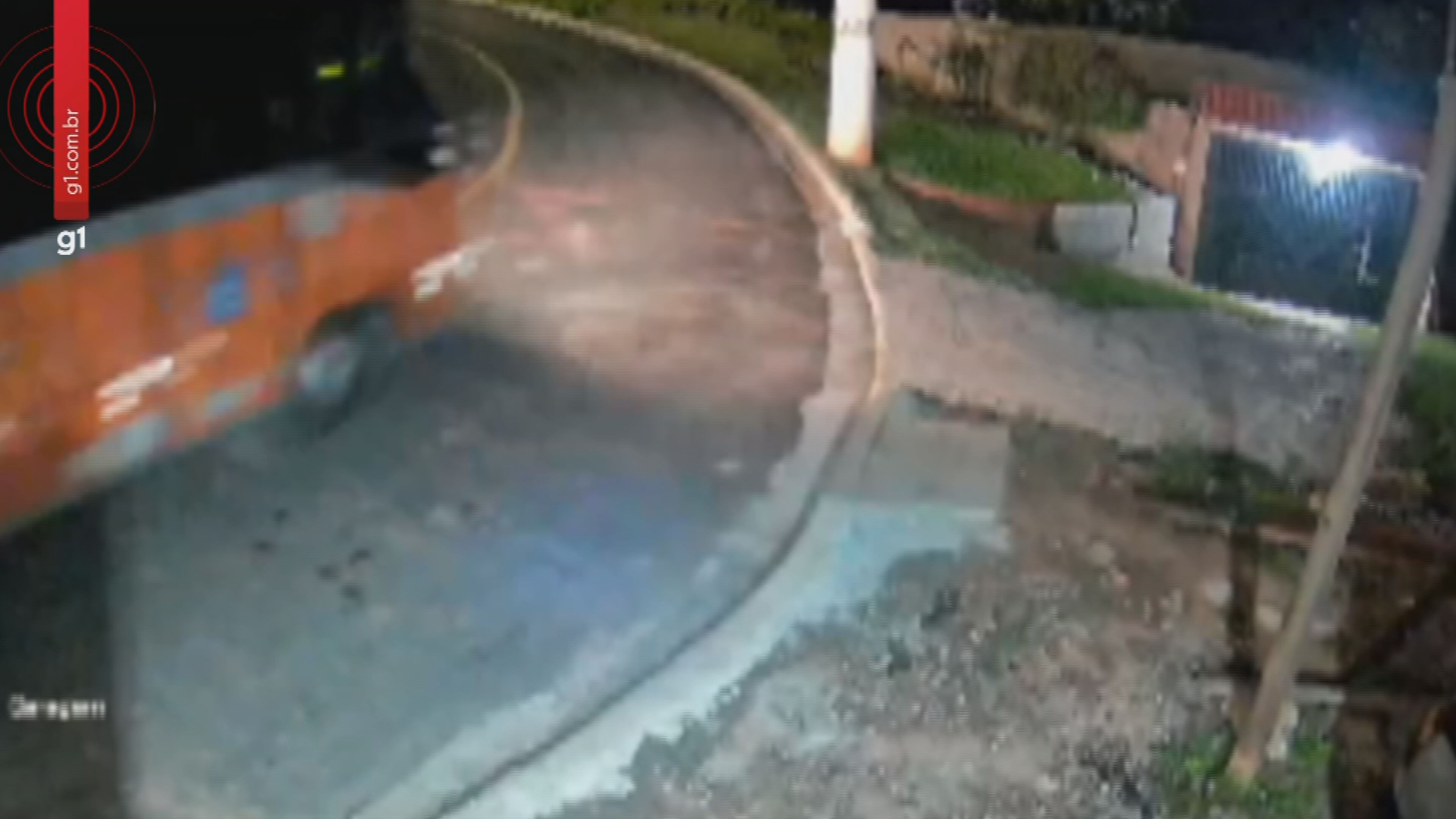 VÍDEO: ciclista derrapa e cai sob ônibus em Itatiba