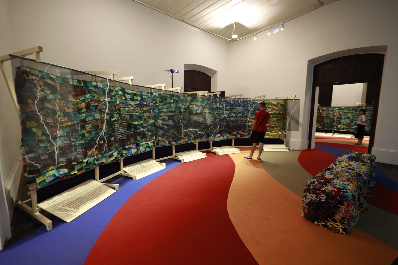 Visita guiada apresenta ao público de Belém a exposição 'Você já escutou a Terra?',  do Museu da Pessoa