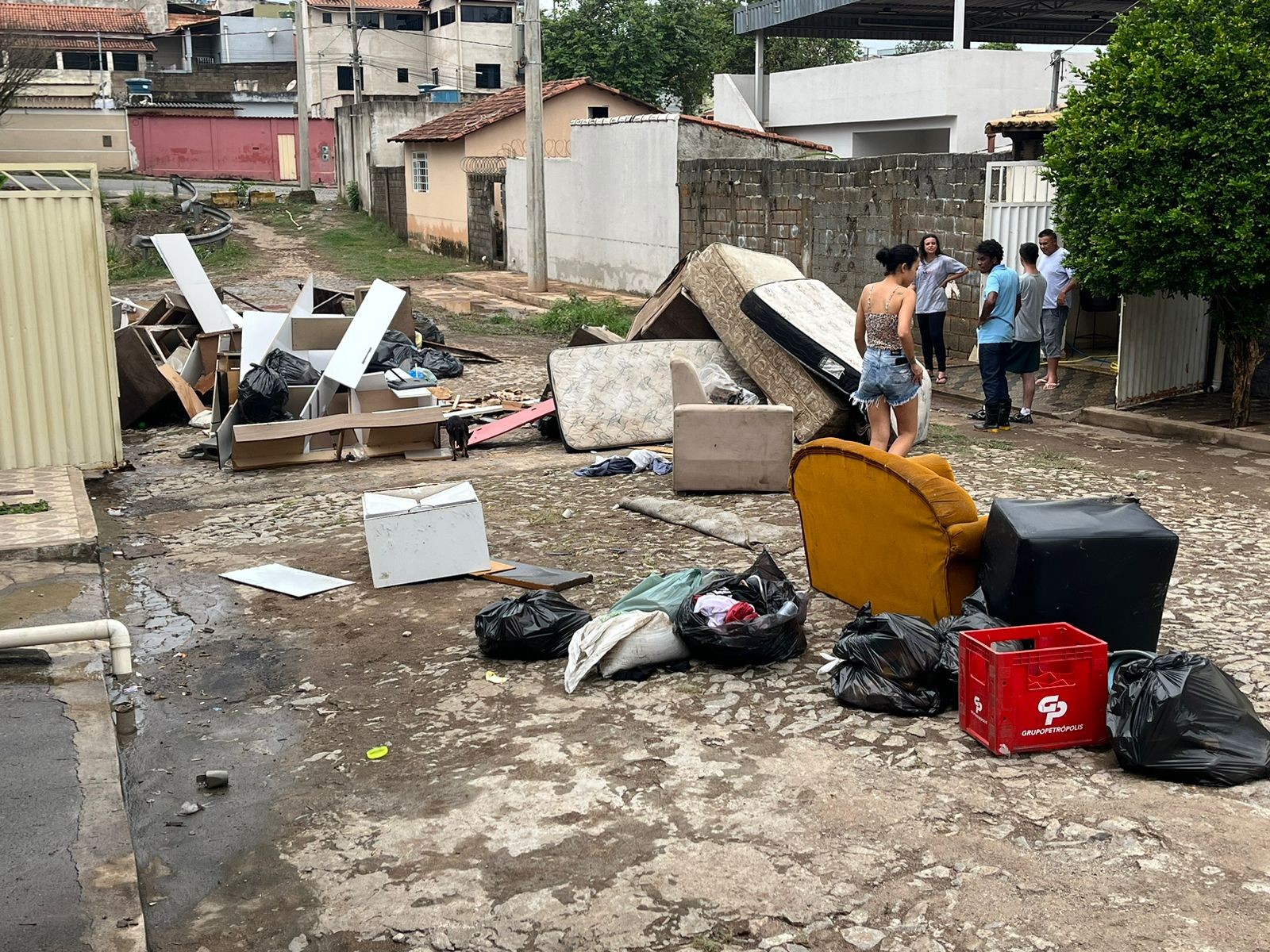 VÍDEO: Água da chuva invade casas e famílias perdem tudo no Bairro Anchieta, em Divinópolis