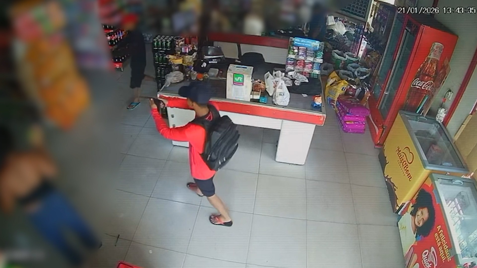 VÍDEO: Dupla assalta posto de combustível e supermercado, no mesmo dia, na cidade de Caxias