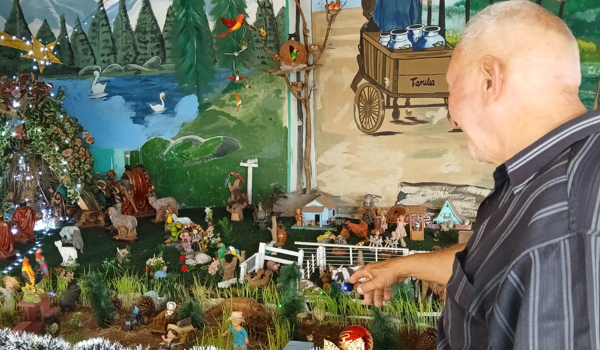 Presépio de 9 metros de comprimento e outro com personagens em tamanho real viram tradição de famílias no interior de SP 