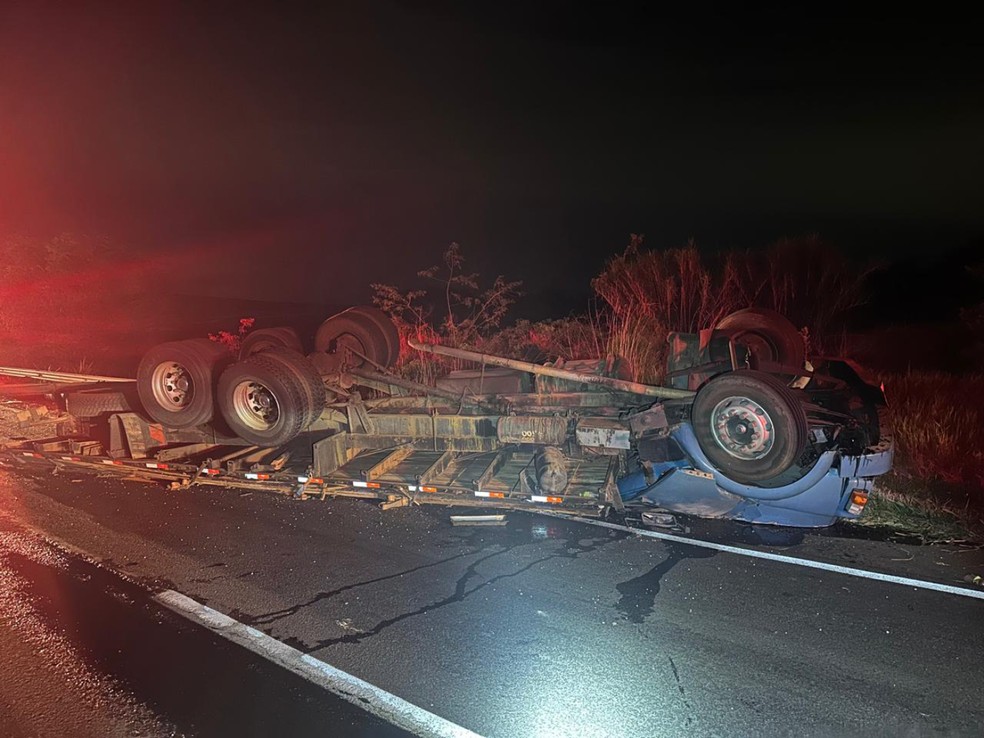 Caminhão que se envolveu em acidente na PR-444 capotou. — Foto: PRE