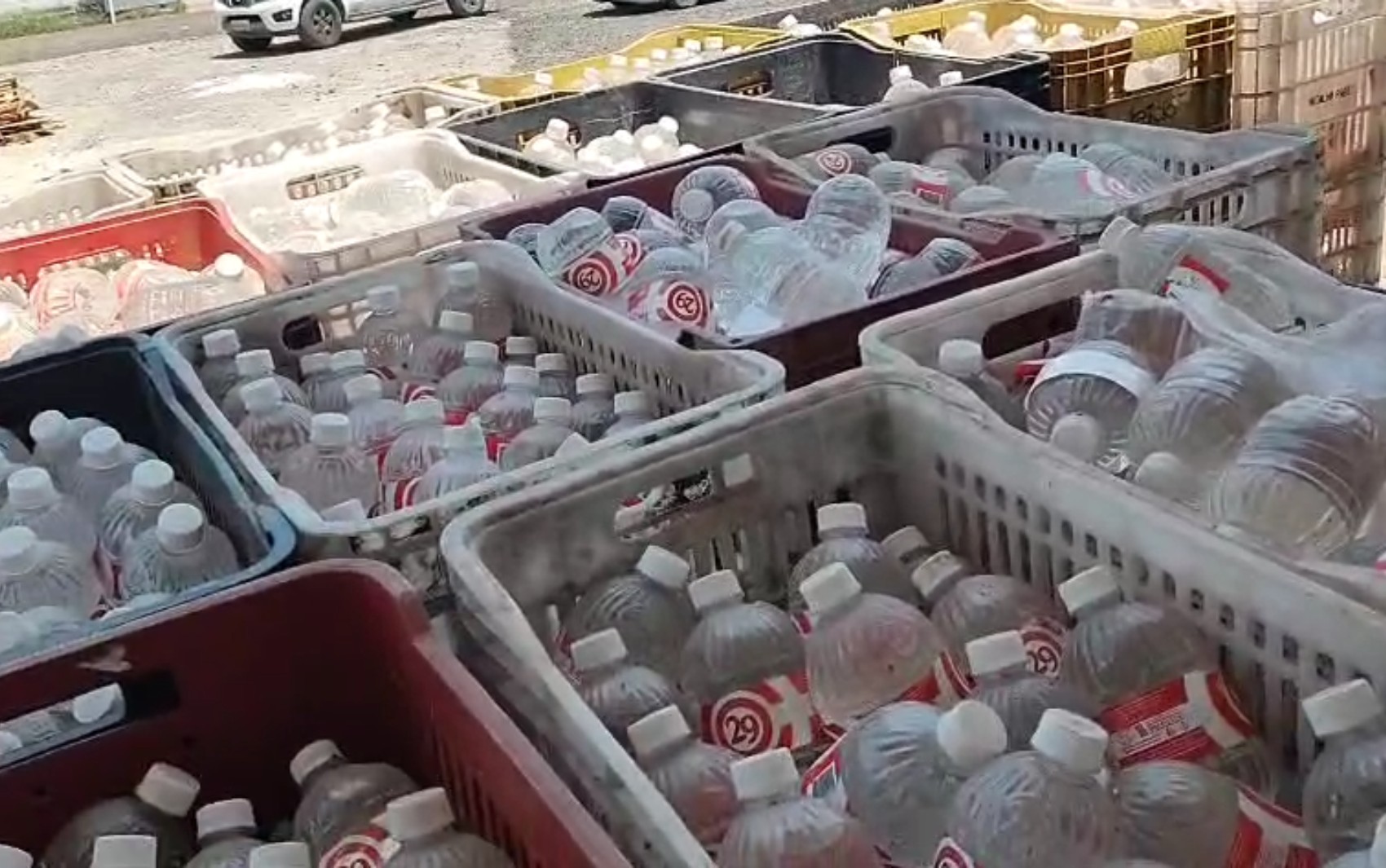 Polícia apreende 3 mil litros de cachaça por suspeita de falsificação em Franca, SP