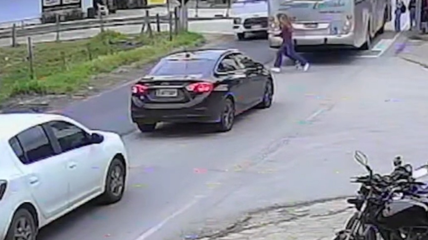 Estudantes de 12 anos são atropeladas por caminhão na frente de escola ao atravessar rodovia em SC; VÍDEO