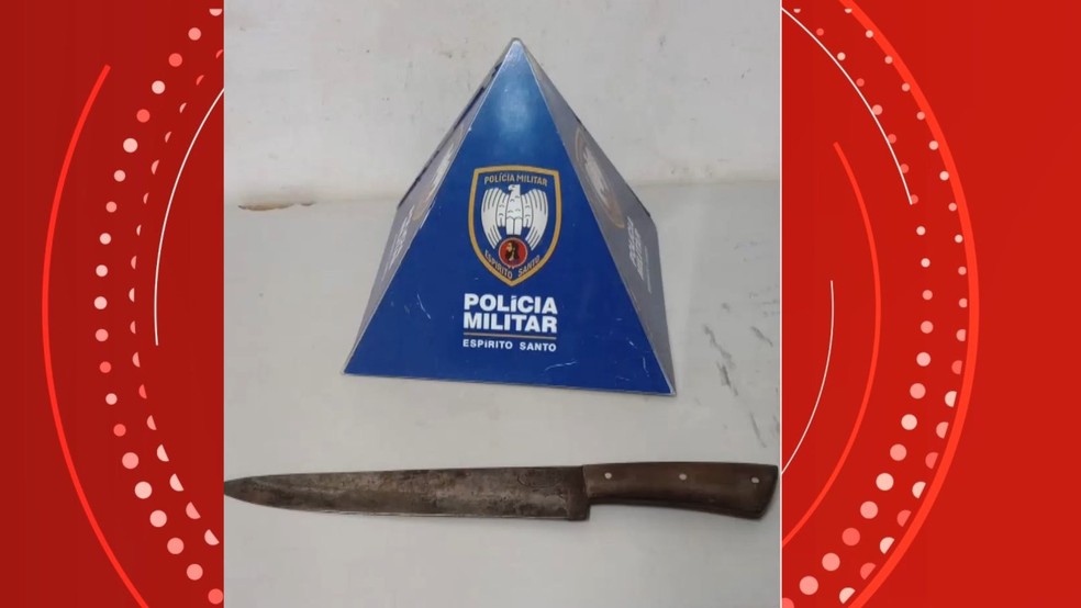 Faca usada pelo agressor para ameaçar a vítima em cárcere privado resgatada em Baixo Guandu. Espírito Santo — Foto: Divulgação/PCES