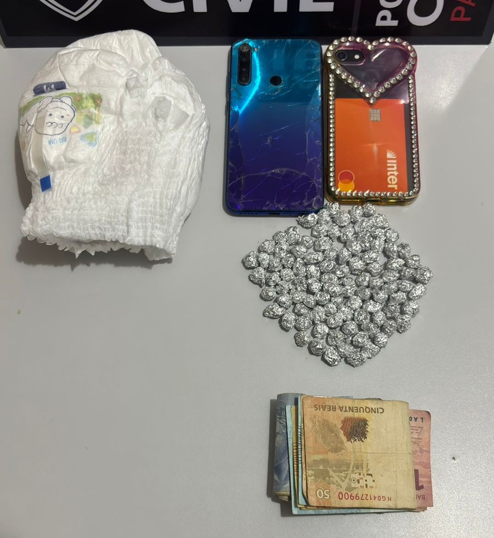 Suspeitas usavam fraldas de bebê para esconder as drogas — Foto: Reprodulção/Polícia Civil da Paraíba