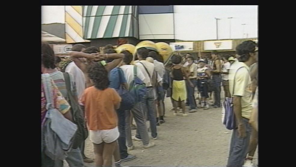 Fila para o orelhão no Rock in Rio 1985 — Foto: Reprodução/RJ2
