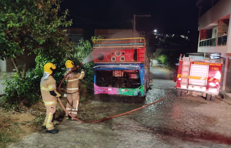 Heróis' da Carreta da Alegria ajudam família durante incêndio em MG -  Correio do Estado