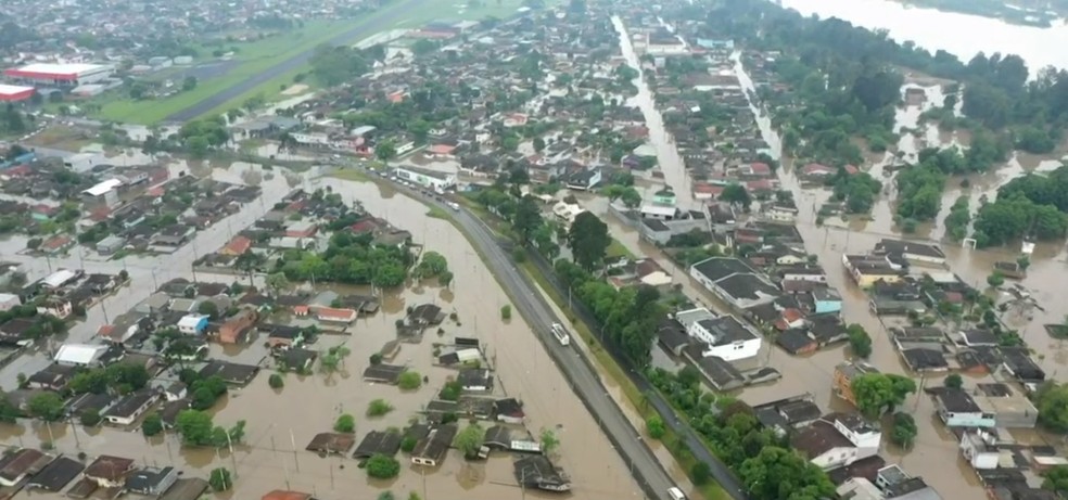 Em União da Vitória, uma das cidades com inundações, rio está em 8,1 metros — Foto: RPC