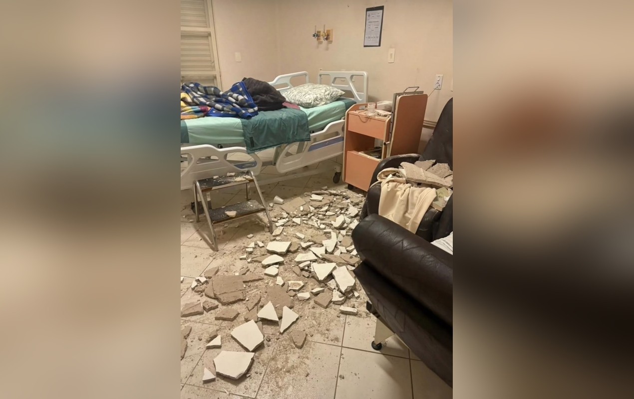 Acompanhante de paciente é atingido por concreto que caiu do teto de quarto de hospital no interior de SP