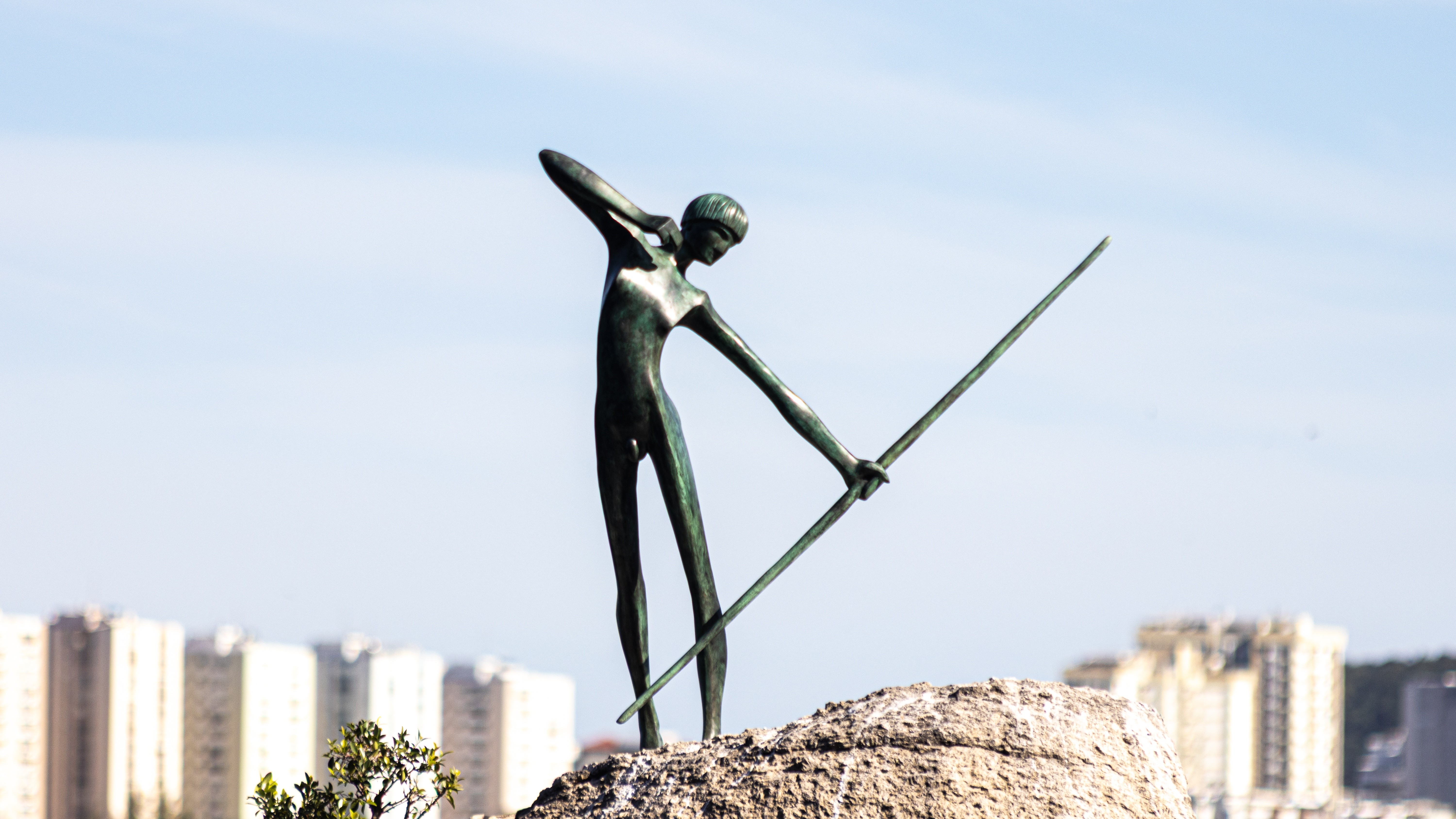 Curumim da Lagoa volta ao posto de pesca após restauração; monumento foi alvo de vandalismo