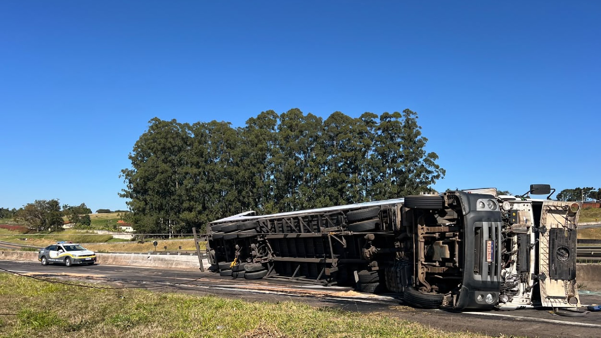 Caminhão tomba e interdita alça da rodovia SP-209 em Botucatu