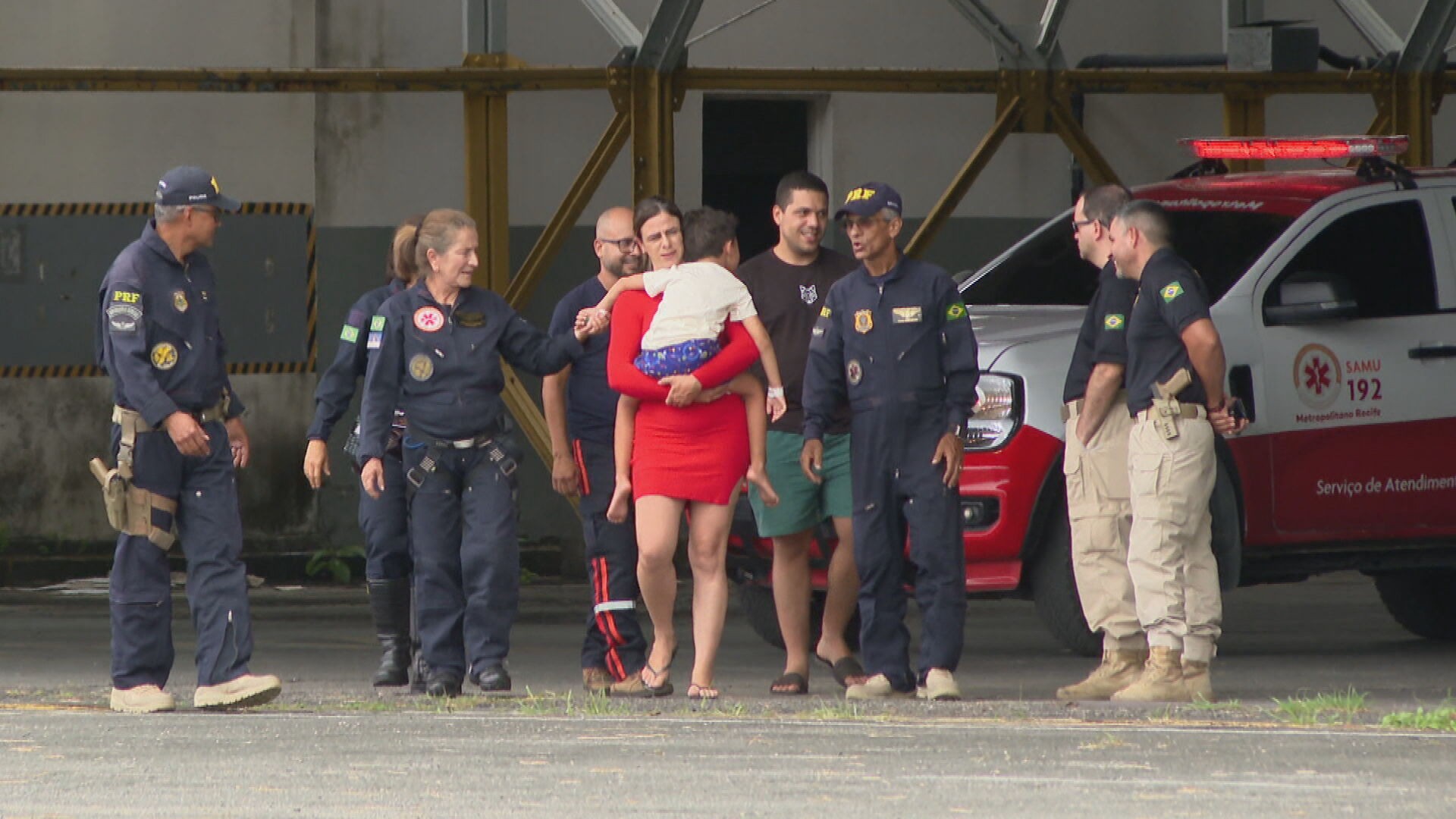 Menino que caiu do 2º andar em Caruaru recebe alta e reencontra policiais que o resgataram