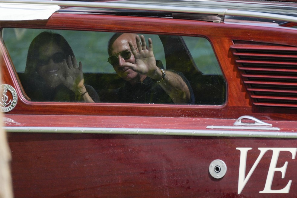 AP Foto/Luca Bruno — Foto: Jeff Bezos e Lauren Sánchez chegam para casamento em Veneza