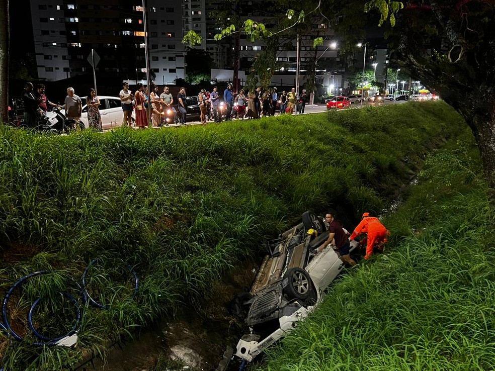 Carro capotado no Canal do Baldo, em Natal — Foto: Jailson Fernandes