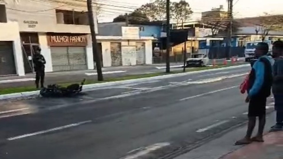 Homem morre e carro pega fogo em acidente em Vitória. No começo da manhã veículos ainda estavam no local. Espírito Santo. — Foto: Reprodução