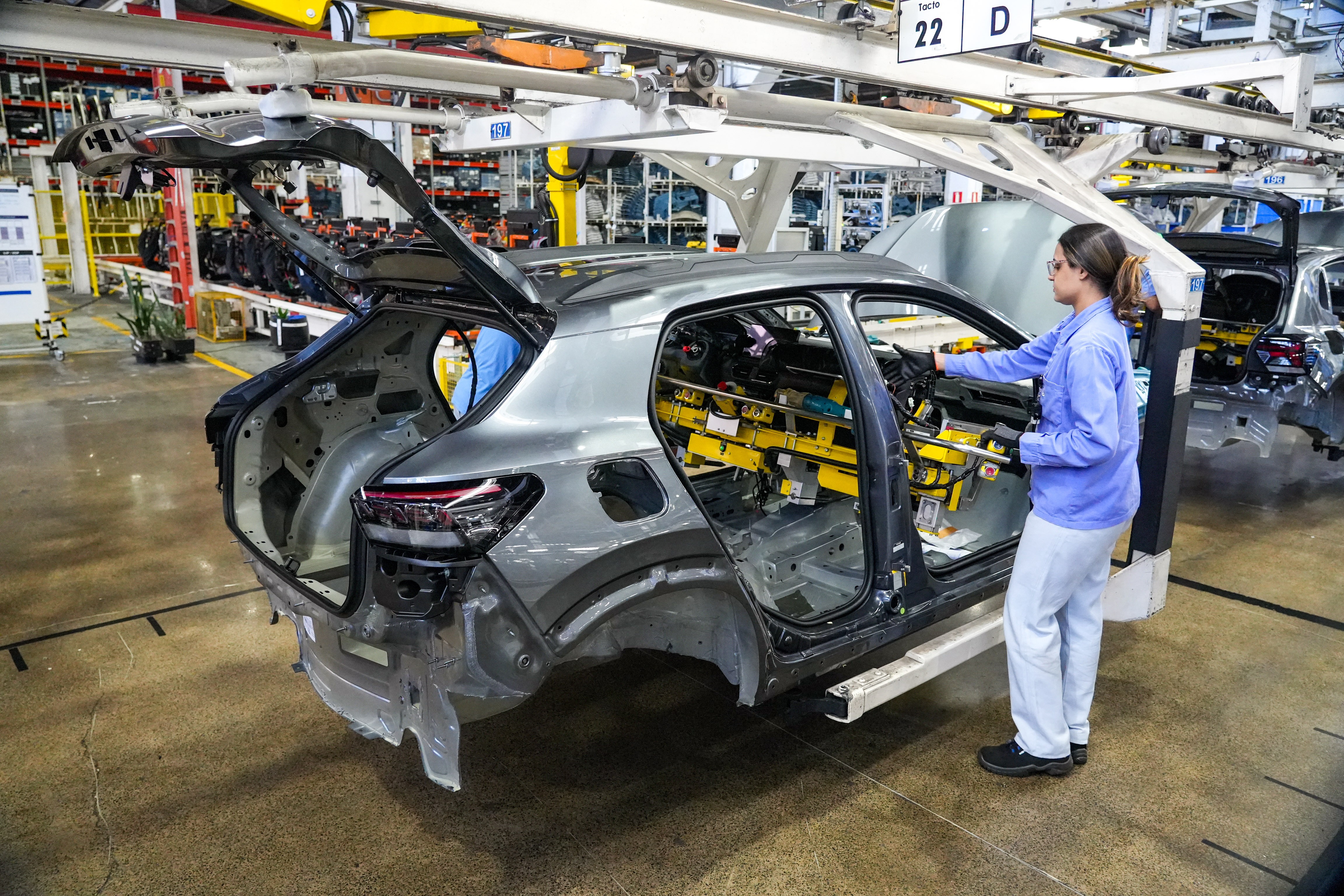 Montadoras de carros temem paralisar produções no Brasil por escassez de chips diante de conflito entre China e Holanda
