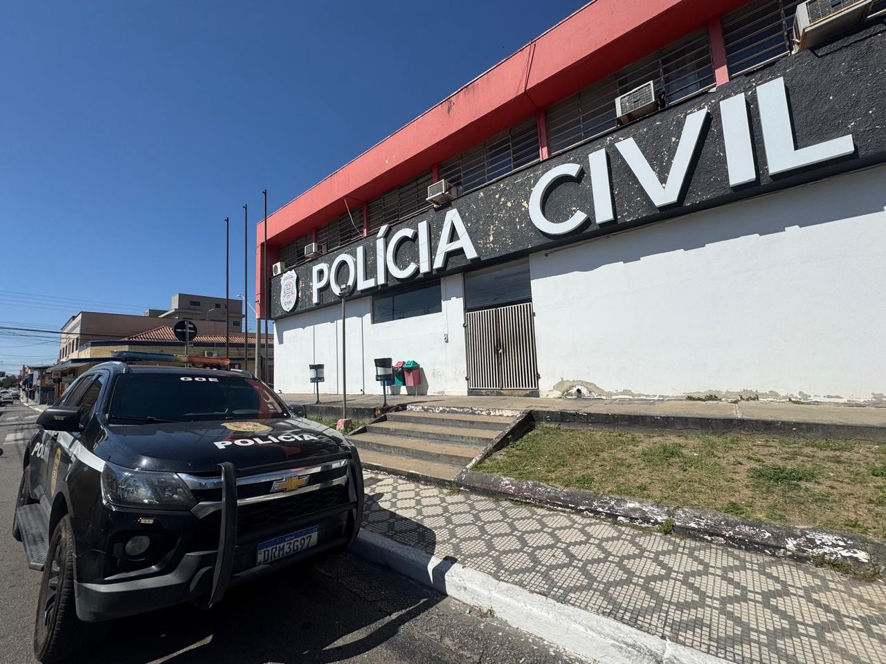 Homem é assassinado em frente a adega em Caçapava, SP