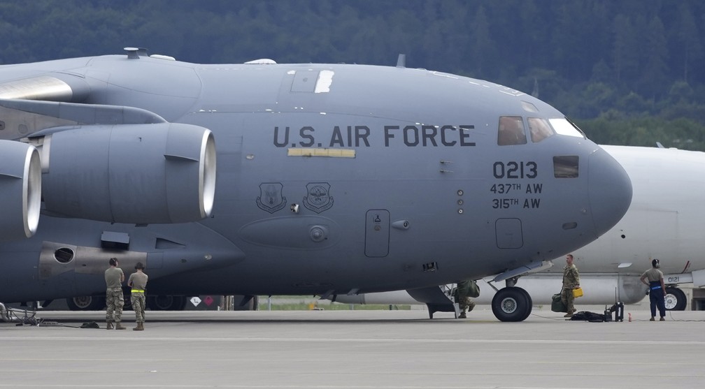 Aeronave na força aérea americana na base de Ramstein na Alemanha, em foto de 2021 — Foto: AP Photo/Matthias Schrader