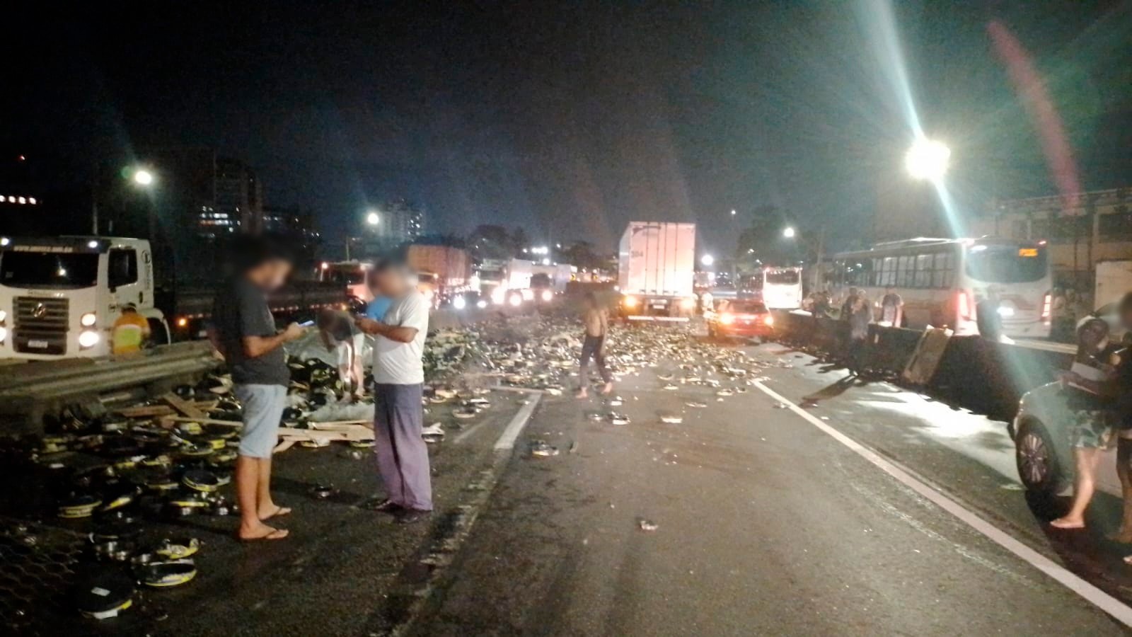Caminhão que Transportava Cerca de 37 Toeladas de Disco de Freio Bate Em Mureta Na via Dutra, Em Rendende | Sul do rio e costa verde