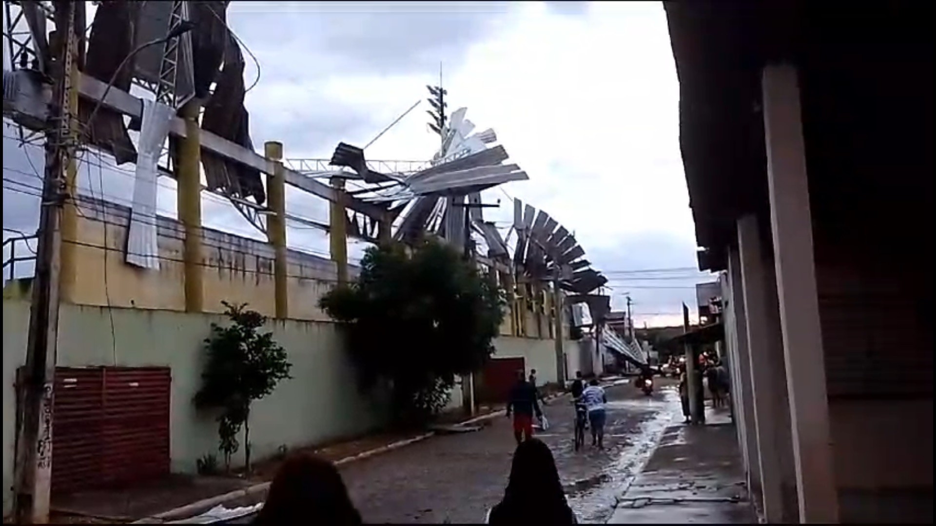 Chuva alaga ruas, derruba árvores e destrói parte dos tetos de escola e estádio em Brejo Santo, no Ceará