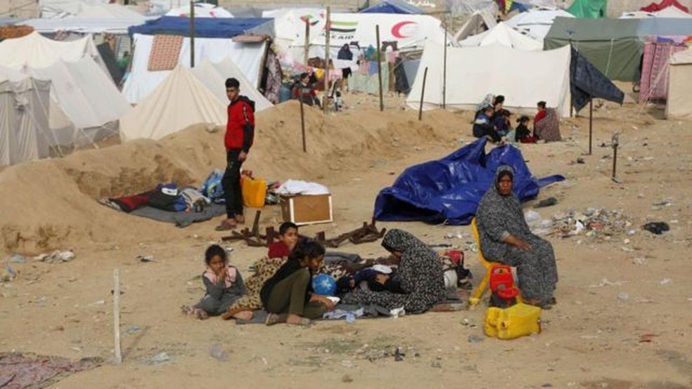 O conflito atual em Gaza forçou muitos palestinos em campos de refugiados a deixarem suas tendas em busca de áreas mais seguras no sul. — Foto: Getty Images via BBC