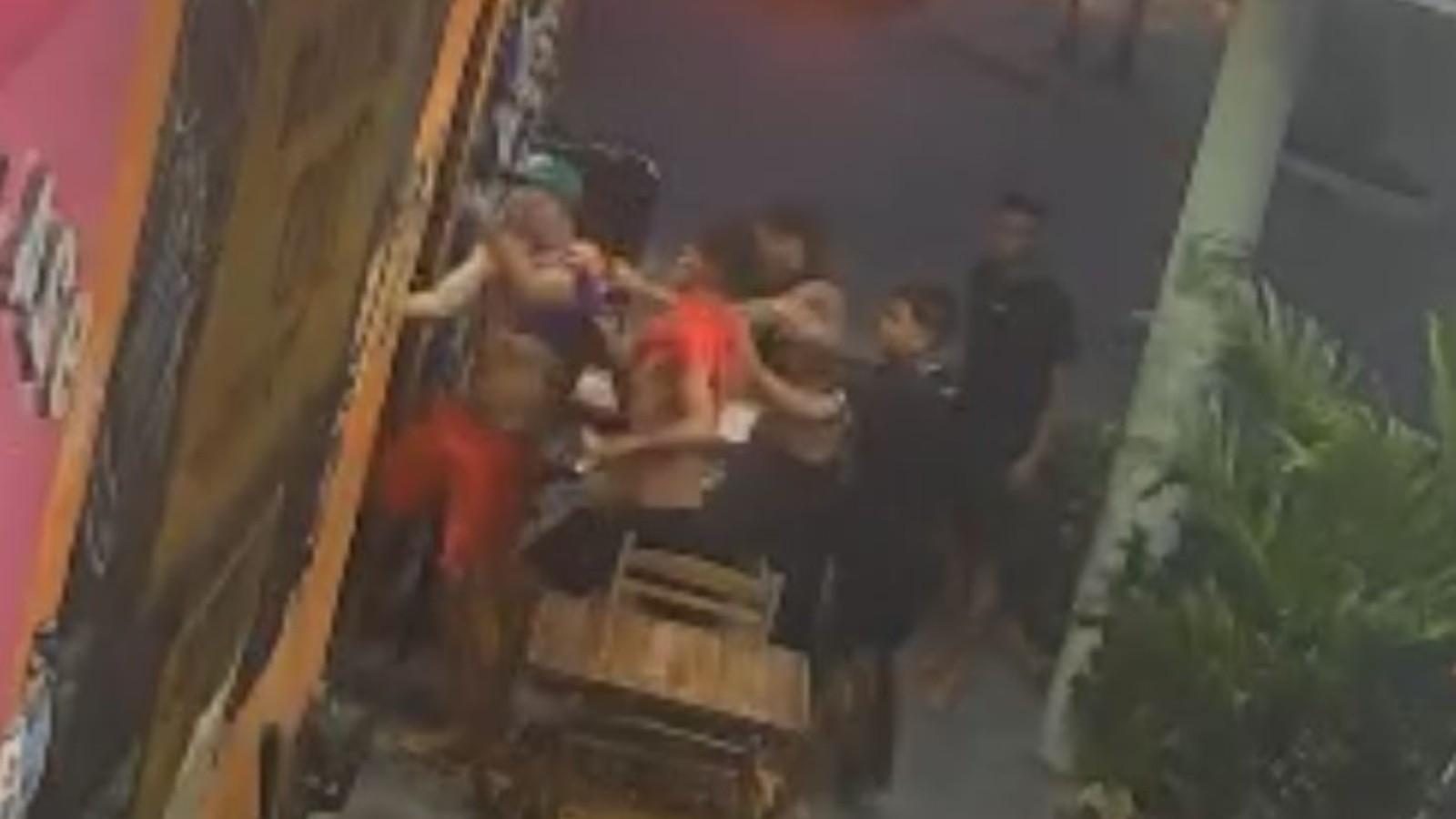 Homem com autismo é agredido por várias pessoas por vestir blusa do Fortaleza; vídeo