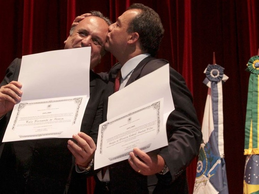 O então governador Sérgio Cabral e o seu vice, Luiz Fernando Pezão, durante cerimônia no Theatro Municipal — Foto: Carlos Magno / Governo do Rio de Janeiro / Divulgação